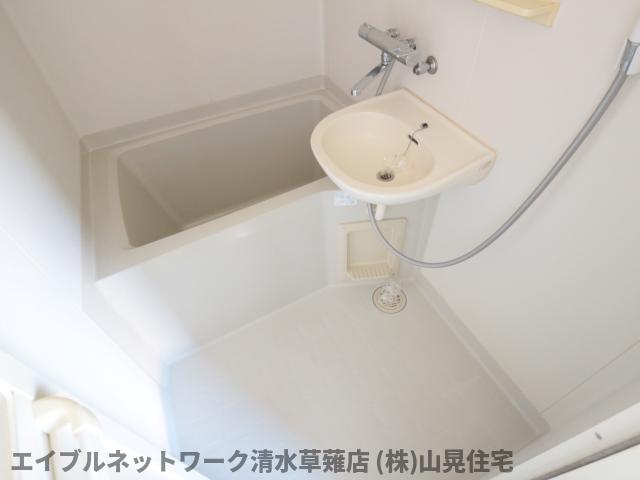 バス・シャワールーム　コンパクトで使いやすいお風呂です