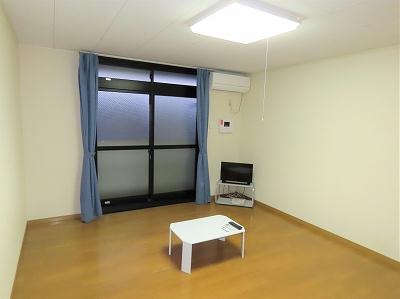 居室・リビング　カーテンやテーブル、テレビも備え付けです