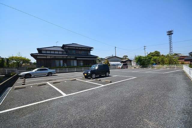 【行橋市西泉のアパートの駐車場】