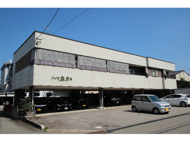 高山市上岡本町のアパートの建物外観