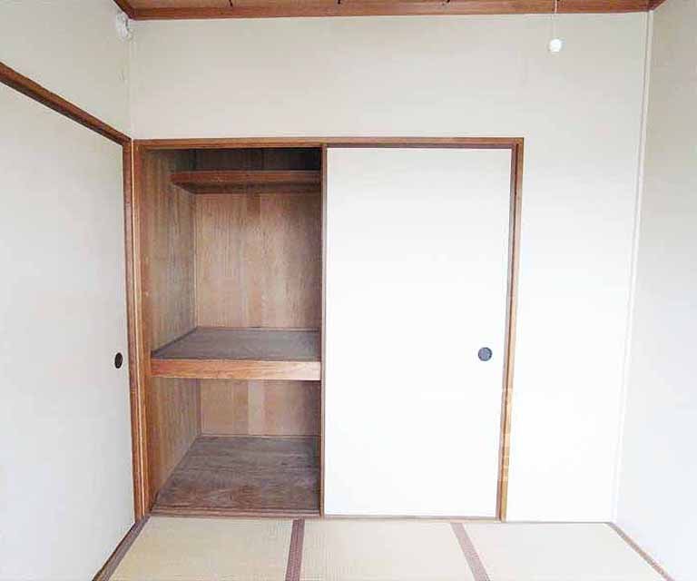 収納　和室内に大きな押入れがあります