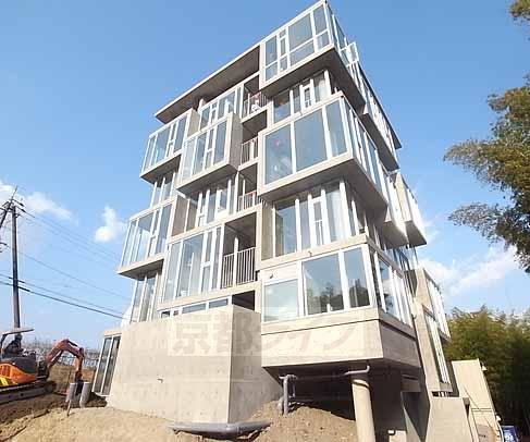 建物外観　全てがガラス張りの外観は京都随一