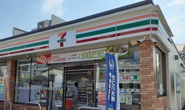 コンビニ　セブンイレブン様（コンビニ）まで100m