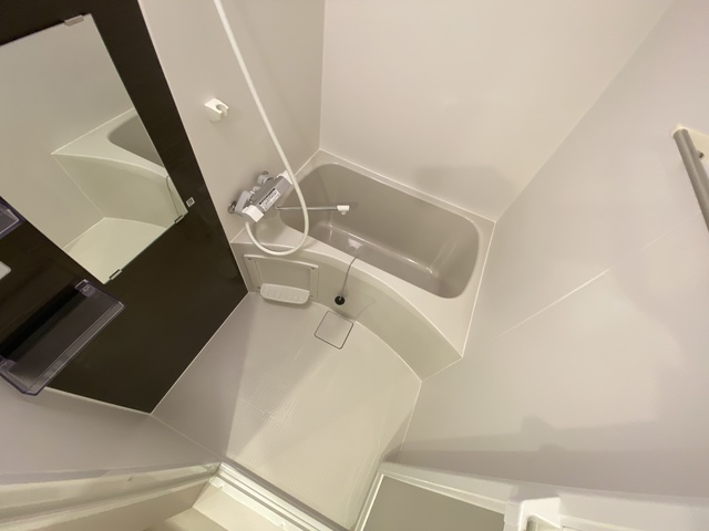 バス・シャワールーム　★鏡付の清潔感のあるバスルームです★