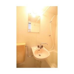 洗面設備　鏡付の洗面台です。