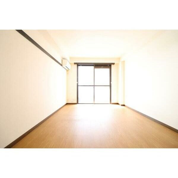 居室・リビング　エアコン完備で年中快適にお過ごしいただけます。