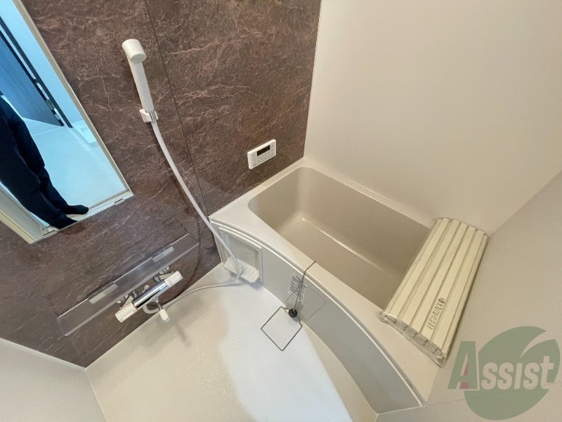 バス・シャワールーム　こちらのお風呂で一日の疲れを癒して下さい。