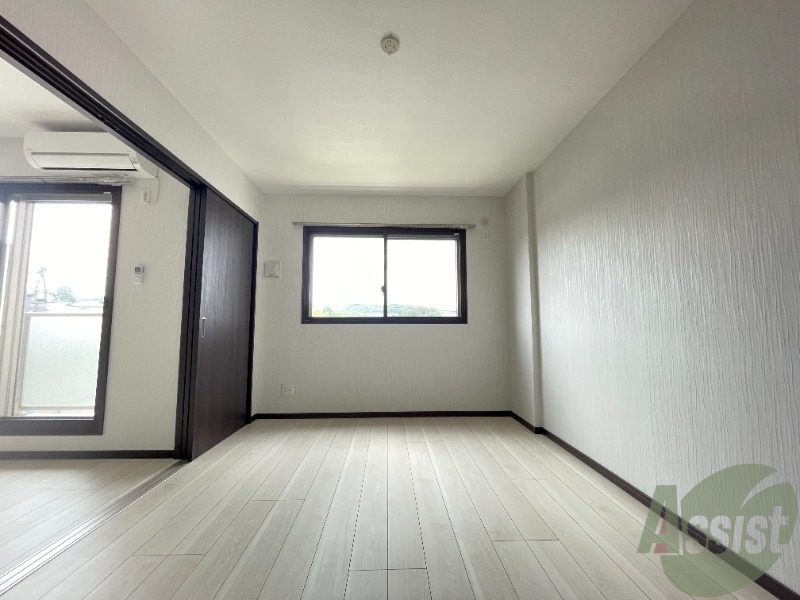 居室・リビング　大きい窓が特徴の４．４帖の洋室です。