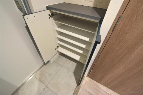 アルカディア茨木末広町　玄関　シューズＢＯＸ