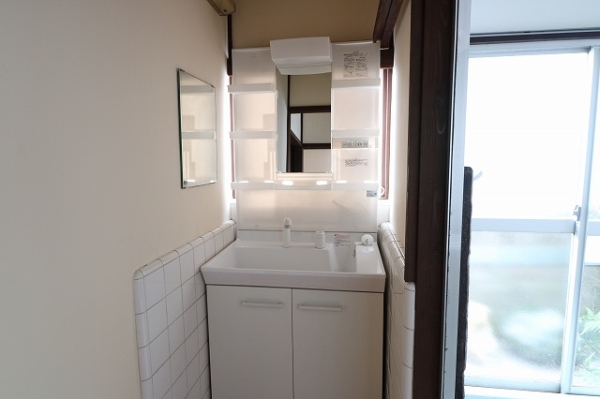 洗面設備　忙しい朝にうれしい洗髪洗面化粧台付♪