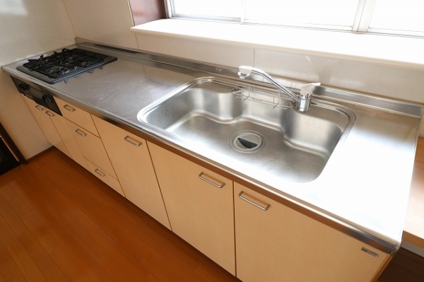キッチン　ビルトインのキッチンと一体形のコンロでお掃除がとても楽です。