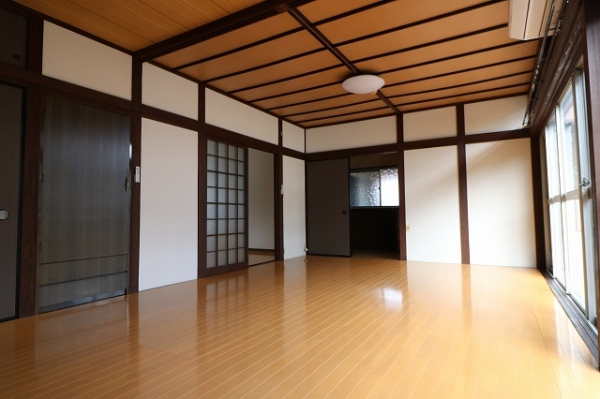 居室・リビング　リビングに押入れもありますので、片付きます。