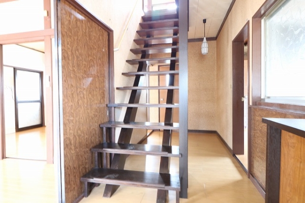 玄関　リビング横に階段がありますので安心です。