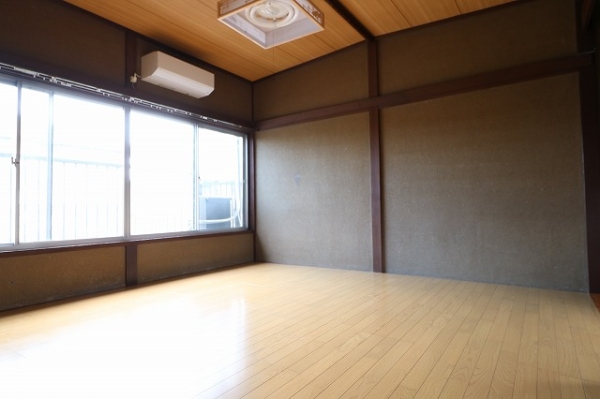 その他　シックな色合いの壁になっています。