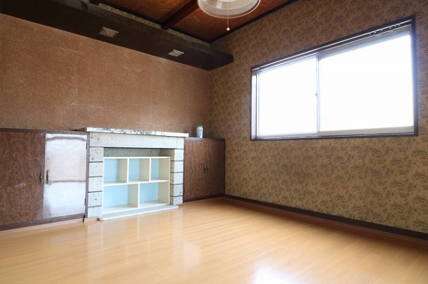 その他部屋・スペース　側面にも窓があり明るいです。