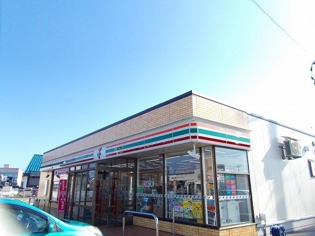コンビニ　セブンイレブン（コンビニ）まで556m