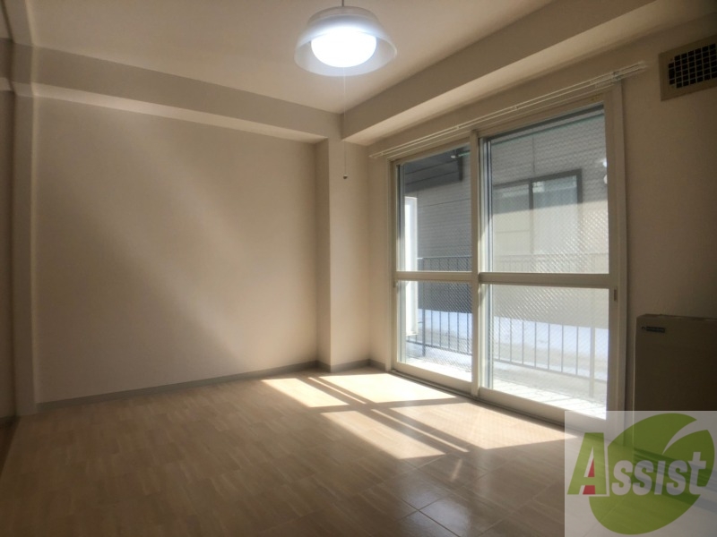 その他部屋・スペース　洋室にも南向きの窓があり日中は電気を付けなくても明るいですよ