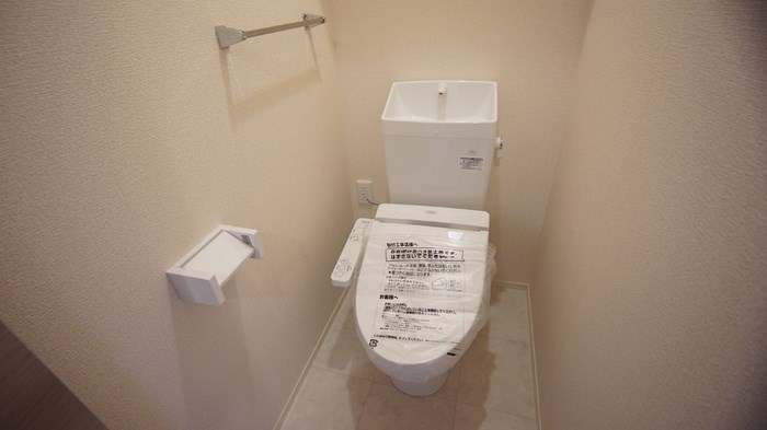 トイレ　温水洗浄便座あり。収納棚が便利！