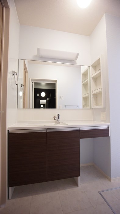 洗面設備　鏡が大きな洗面化粧台付！