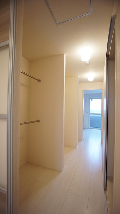 収納　スルータイプのウォークインクローゼット