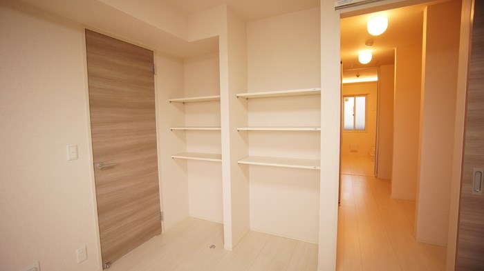 その他設備　ウォークスルーの横には収納棚があり推しグッズ飾れます！