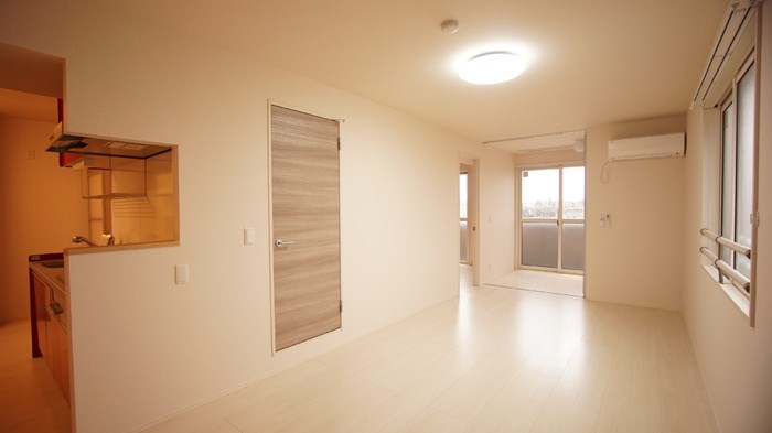 居室・リビング　9.8帖のリビングとサンルーム付き、室内干しも完備しています