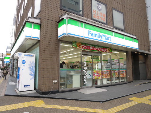 コンビニ　ファミリーマート高松亀井町店（コンビニ）まで228m