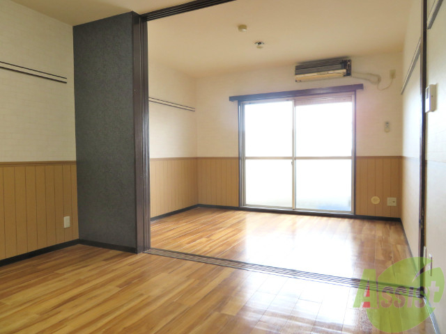 居室・リビング　６帖と７帖のお部屋続きになってます、南向きはいいですね