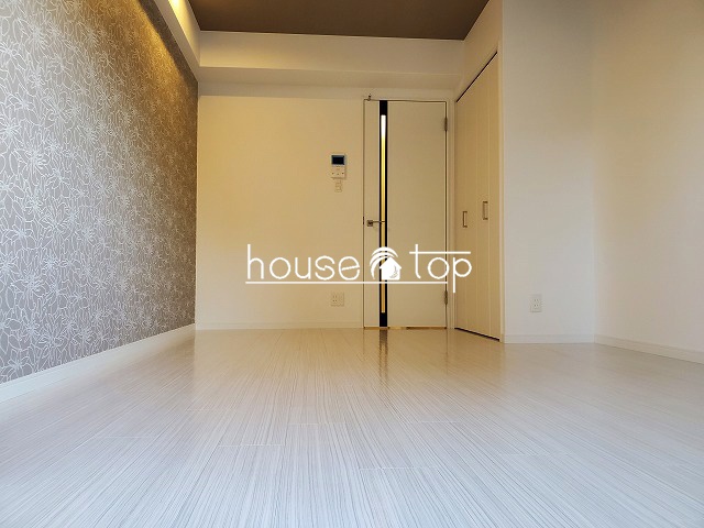 居室・リビング　テーブルやベッドなど設置可能