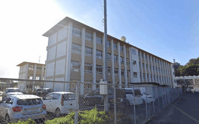 中学校　佐世保市立崎辺中学校（中学校）まで769m