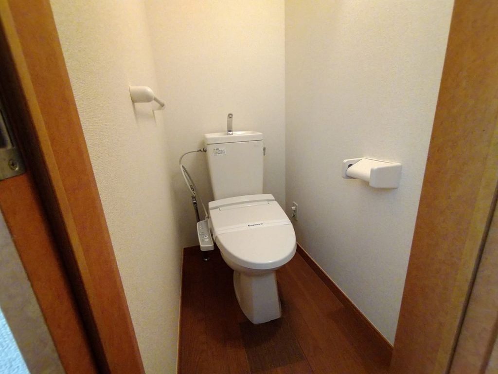 トイレ　温水洗浄便座付き♪