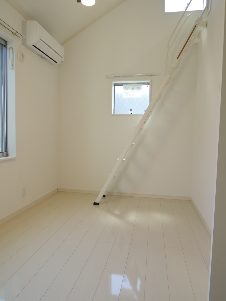 居室・リビング　優しい色合いの床材を使用した居住空間