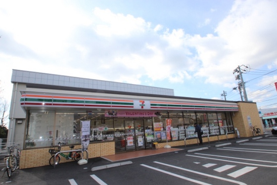 コンビニ　セブンイレブン五日市美の里２丁目（コンビニ）まで220m
