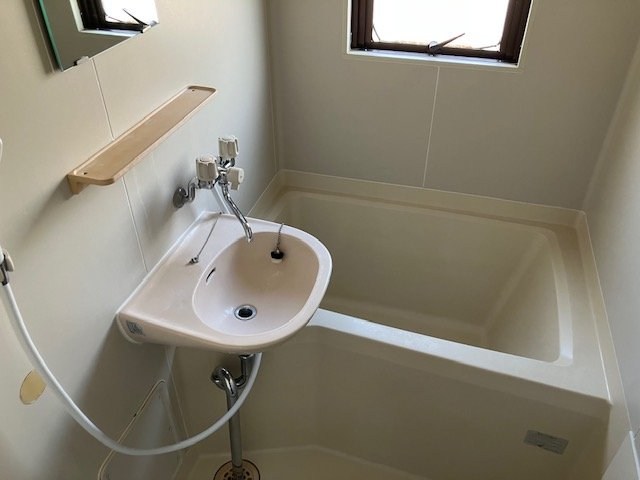 バス・シャワールーム　窓付きで換気に配慮された浴室