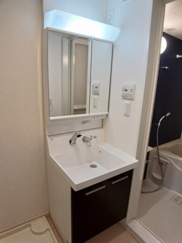 洗面設備　明るい洗面所です