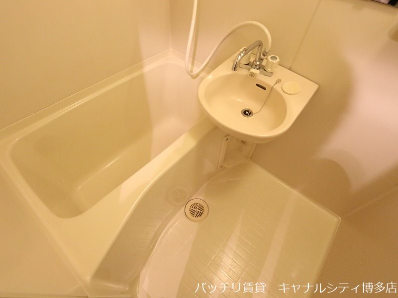 洗面設備　別号室写真の為現況を優先致します。