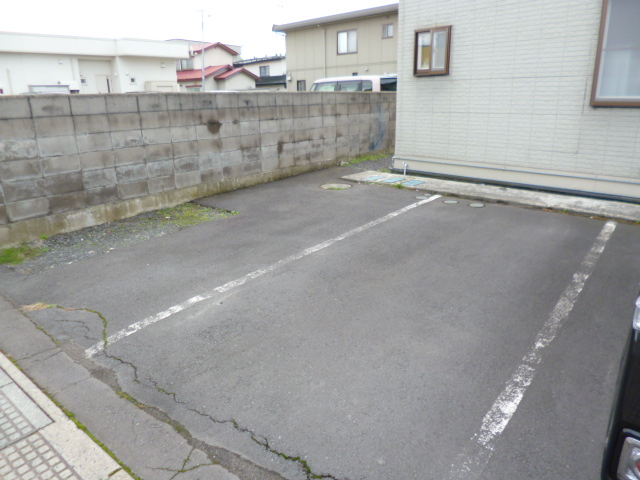 駐車場　駐車場はコンクリートなのが嬉しいですね！