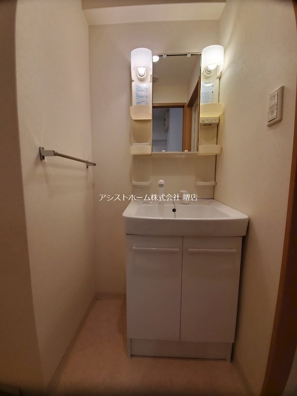 洗面設備　シャワー付き洗面化粧台