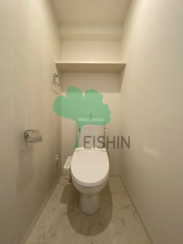 トイレ　棚付きのトイレで温水洗浄暖房便座ももちろんついています！