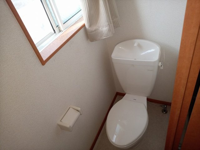 トイレ　２階の部屋のみ窓有り
