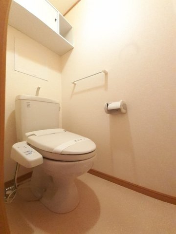トイレ　落ち着いた色調のトイレです