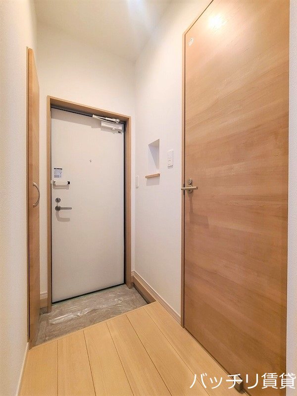 玄関　※同型タイプ写真のため、現状優先。