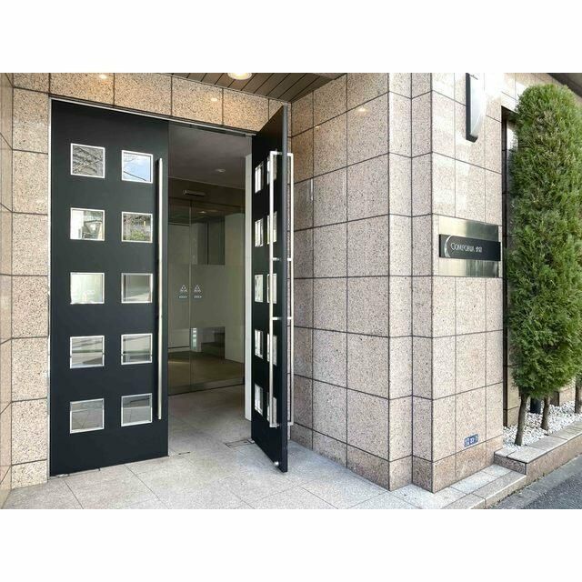エントランス　落ち着いたエントランスです