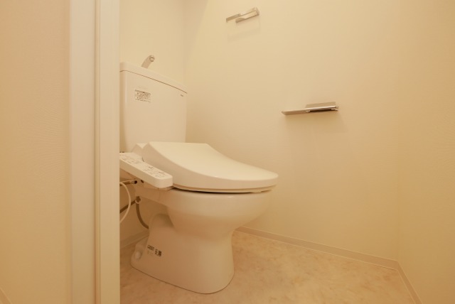 トイレ　落ち着いた色調のトイレです