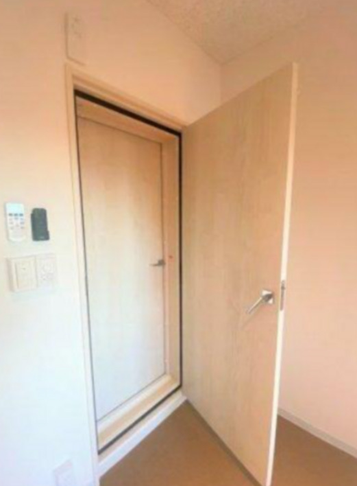 玄関　※別部屋の参考写真です。