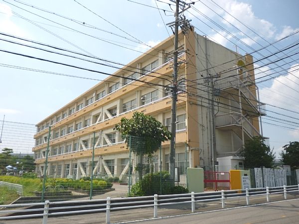 小学校　豊山町立新栄小学校（小学校）まで487m