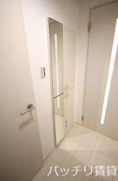 玄関　※同型タイプの為、現状を優先いたします