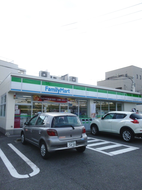 コンビニ　ファミリーマート 昭和安田通三丁目店（コンビニ）まで486m