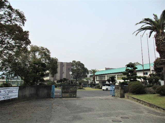 中学校　四国中央市立川之江南中学校（中学校）まで572m