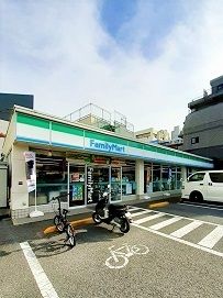 コンビニ　ファミリーマート小豆沢一丁目店（コンビニ）まで26m